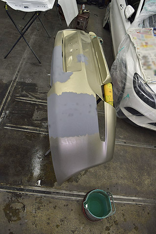 アルファGTのバンパーに塗装したサフェを研磨