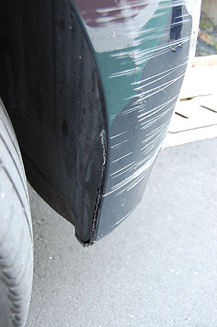 BMW320i･ツーリング(E91)の前バンパ—側面の傷