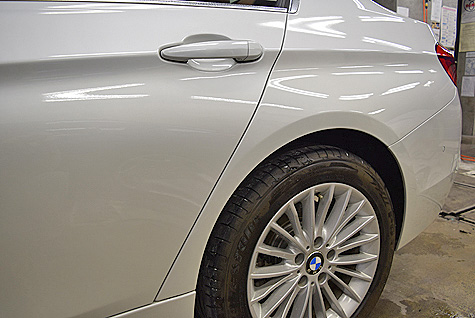 BMW 320i ラグジュアリー (F30)のリヤドアの傷はバフ研磨