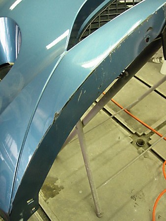 BMW Z4のバンパー下部スレ傷の修理