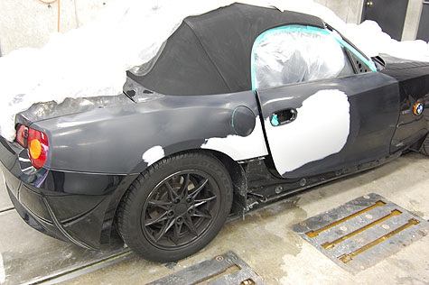 BMW Z4 2.2i (E85)の右ドアとリヤフェンダーにサフェを塗装