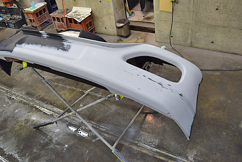 フェラーリ・360・モデナのバンパーにサフェを塗装