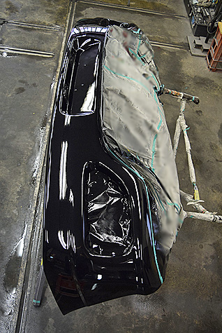 フェラーリ・360・モデナのバンパーにボディ色の黒をペイント