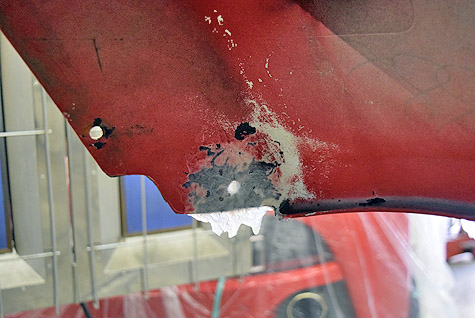 �t�F���[���E�J���t�H���j�A�̑O�o���p�[�̔j���𗠂���⋭