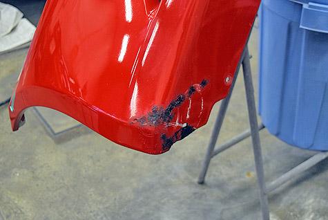 �t�F���[���E�J���t�H���j�A�̑O�o���p�[�̔j�����C��