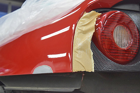 フェラーリ・F355のリヤフェンダーの凹みを板金