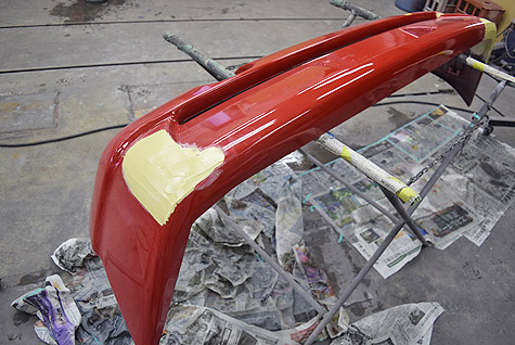 フェラーリ・F355のリヤバンパーの表面を整形
