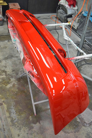 フェラーリ・F355のバンパ—にレッドを塗装