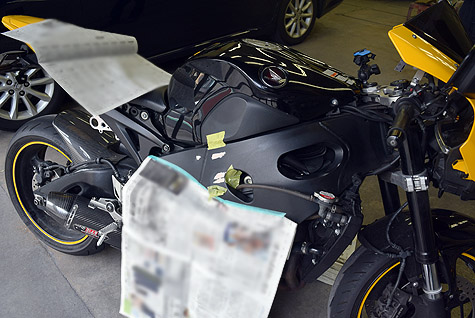 �z���_�CBR1000RR (SC59)�̃A���~�t���[���̏��Ƀp�e�t��