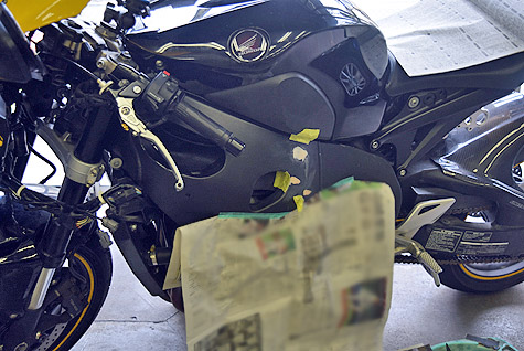 �z���_�CBR1000RR (SC59)�̃A���~�t���[���̍����̏��ɂ��p�e��