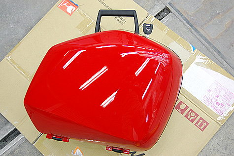 バイクの板金塗装 修理実績 ホンダ Vfr800fのパニアケースの割れキズの修理 色は ヴィクトリーレッド 荒川区の和光自動車
