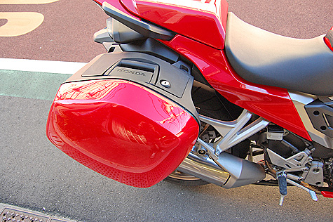 バイクの板金塗装 修理実績 ホンダ Vfr800fのパニアケースの割れキズの修理 色は ヴィクトリーレッド 荒川区の和光自動車