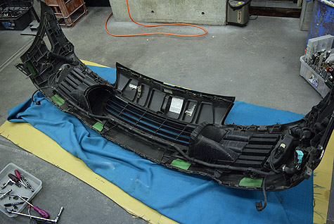 ポルシェ･カイエンS (957)のバンパーを外して修理を開始