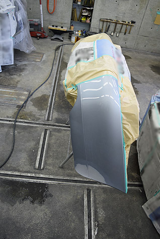 ポルシェ･911･カレラ(993)のリアバンパー右側にサフェを塗装