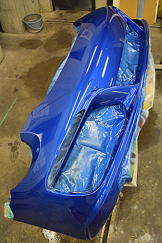 ポルシェ･911･カレラのバンパーにブルーを塗装
