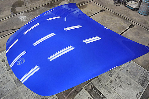 ポルシェ･911･カレラのボンネットにブルーを塗装