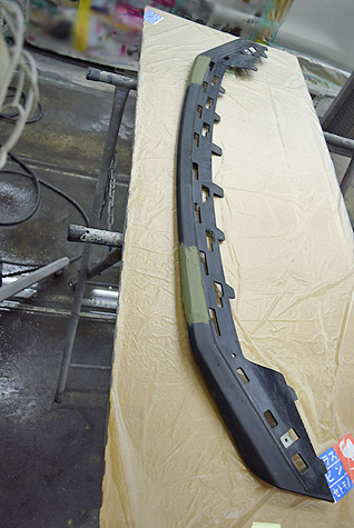 ポルシェ･911･カレラのリップスポイラーの凹みを修理
