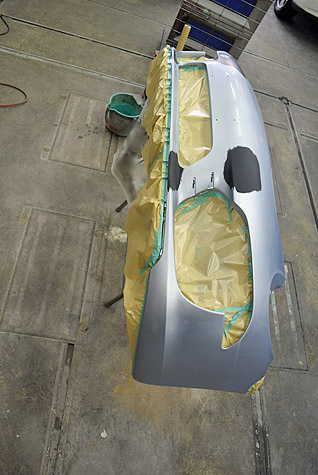 ポルシェ･911･カレラの前バンパ—にサフェーサーを塗装